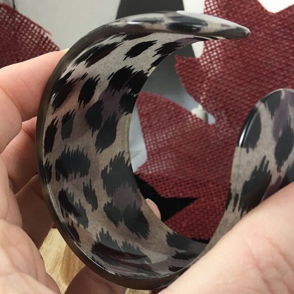 Vintage lucite animal print bangle - Picture 5 of 5